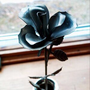 Unique Vintage 1970s Silver Metal 🌹Rose Bud🌹 in Vase by Mann 11 inches Tall